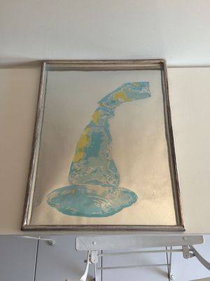une photo d'une photo représentant un chapeau de sorcier accroché à un mur