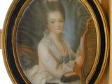 portrait d'une femme en robe blanche tenant un miroir