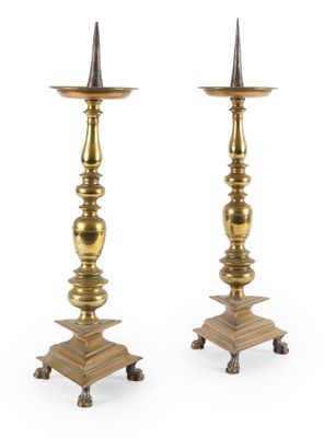 Paire de pique cierge en laiton tourné, le fût balustre bagu…