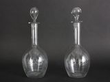 lot de deux carafes en verre transparent munies d'un bouchon sur le dessus