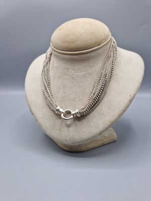 gros plan d'un collier sur un mannequin posé sur une table