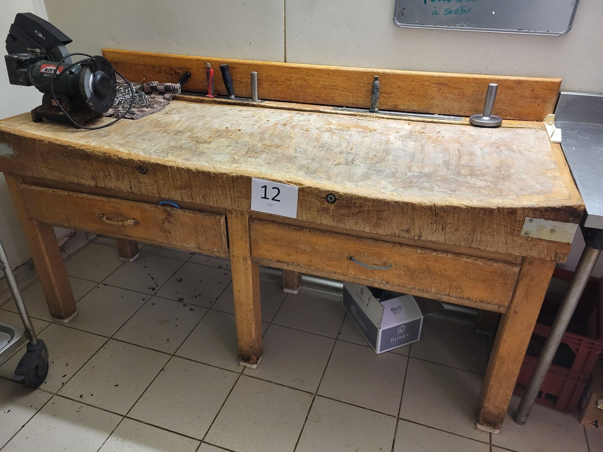 Billot de boucher en bois naturel ouvrant à 2 tiroirs en cei…