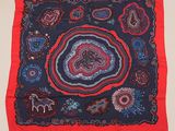 une image représentant une écharpe rouge et bleue ornée de motifs paisley