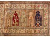 un tapis persan ancien représentant trois femmes et deux hommes