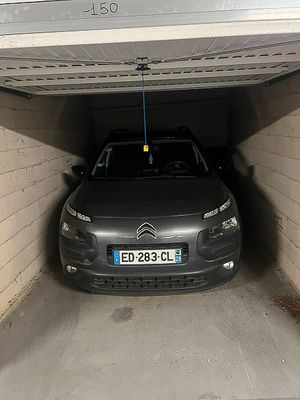 une voiture garée dans un parking couvert
