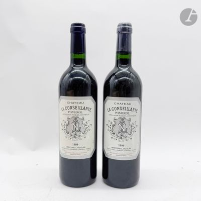 deux bouteilles de vin posées l'une à côté de l'autre sur une table