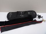 un sac noir et une paire d'écouteurs posés sur une table