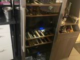 une cave à vin contenant de nombreuses bouteilles, dans la cuisine