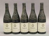 six bouteilles de vin sont alignées dans une rangée
