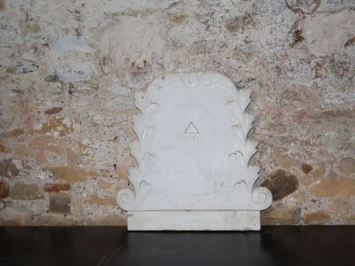 une horloge blanche posée sur une table noire