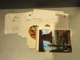 une pile de cartes postales posée sur une table
