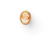 une bague en diamant orange et blanche sur fond blanc