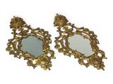 paire de miroirs anciens dorés, au motif ouvragé sur fond blanc