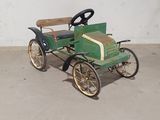 une petite voiture verte posée par terre
