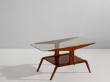 une table basse avec un plateau en verre et des pieds en bois