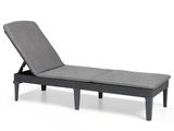 une chaise longue grise avec des coussins gris sur fond blanc