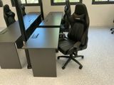 un bureau équipé d'un bureau, d'une chaise et d'un écran d'ordinateur