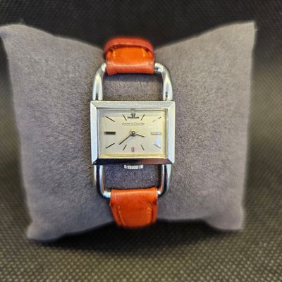 une photo d'une montre-bracelet posée sur un coussin, sur une table
