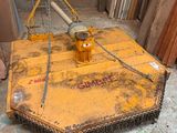 une grue fixée à un morceau de bois