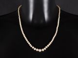 un collier de perles sur un mannequin, un mannequin, un mannequin, un mannequin, un mannequin, un mannequin, un mannequin, un mannequin, un mannequin