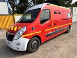 une photo d'une camionnette rouge et jaune garée sur un parking