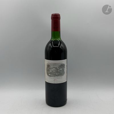 une bouteille de vin posée sur une table