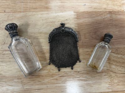 deux bouteilles en verre vides posées l'une à côté de l'autre sur une table