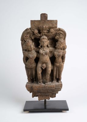 l'image d'une statue d'un homme tenant un enfant dans ses bras