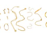 beaucoup de bijoux en or sur une surface blanche