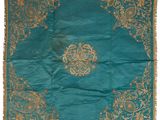 un tapis bleu et or orné d'un motif en médaillon