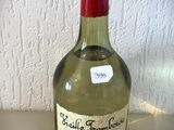 une bouteille de vin posée sur une table, avec une étiquette dessus