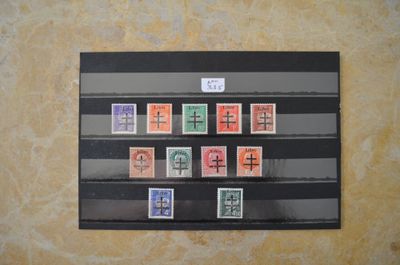 une photo d'une photo d'un mur avec des timbres dessus