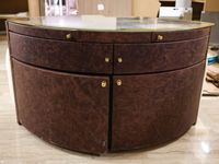 Sofa-vitrine présentoir de dressing gainé de tissu beige et … (photo 3)