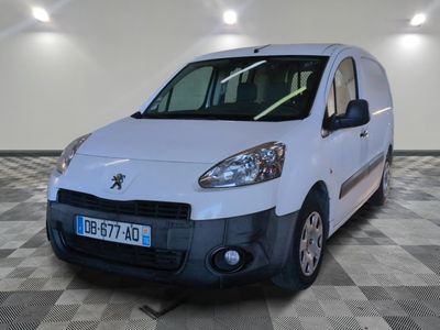 une petite camionnette blanche garée sur un sol à damier