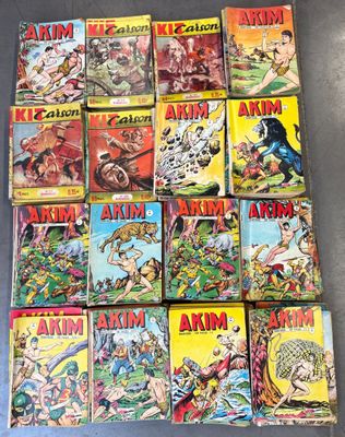 une pile de bandes dessinées posées les unes à côté des autres sur une table