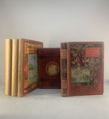trois livres posés sur une table blanche, l'un à côté de l'autre