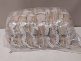 un paquet de biscuits emballé dans du plastique, posé sur une table