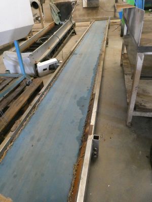 une photo d'un tapis roulant dans une usine
