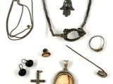 une collection de bijoux comprenant un collier, un bracelet et une croix