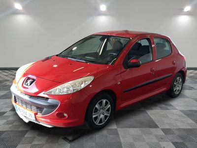 la photo d'une voiture rouge garée dans un garage
