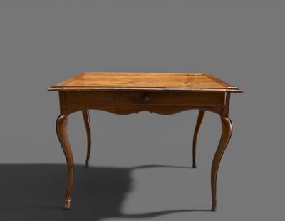 l'image d'une table en bois surmontée d'un tiroir