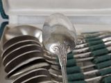 many spoons that are sitting in a box