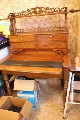 Bureau à gradin en bois naturel ouvrant par tiroirs et plate…