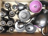 une boîte remplie de casseroles et de poêles de toutes sortes