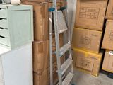 une pile de cartons et une échelle dans un garage