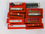 beaucoup de boîtes rouges contenant différents types de stylos