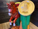 un cheval en peluche coiffé d'un chapeau de cow-boy