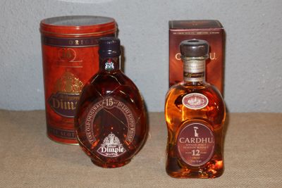 une bouteille de brandy à côté d'un bac contenant des boîtes de conserve