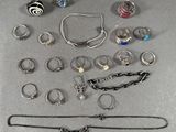 Plusieurs bagues et bracelets différents sont disposés sur une table