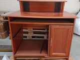 une armoire en bois surmontée d'une étagère